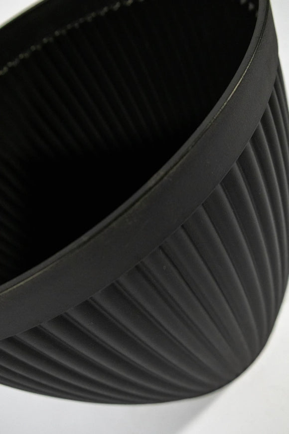 Roman Planter – Black (28 x 23 cm) - image 03